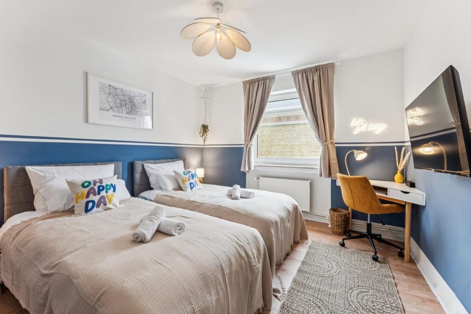 Bed, TV and multimedia, Bedroom