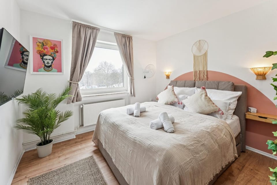Bed, TV and multimedia, Bedroom