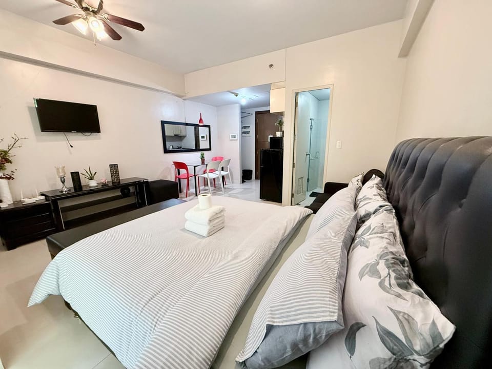Communal lounge/ TV room, Bed, TV and multimedia, Living room, Photo of the whole room, Seating area, Dining area, Evening entertainment, Bedroom