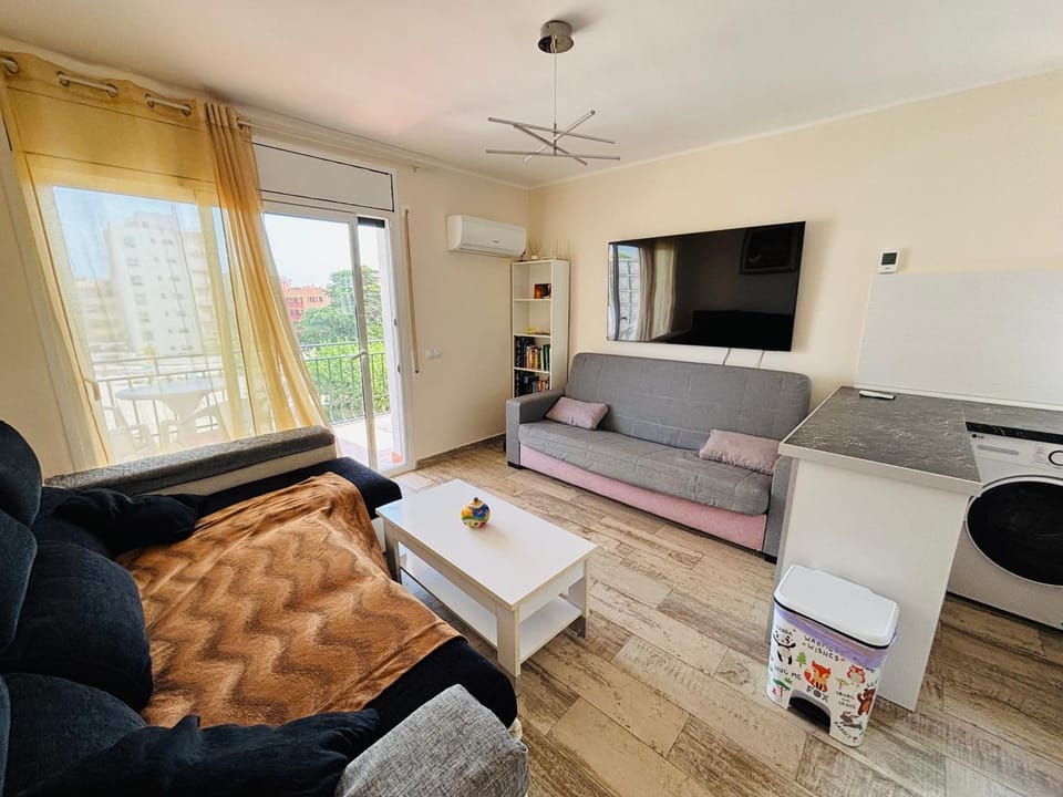 Sea View - Parking - 65 inch TV - 2 min to beach Apartment in Miami Platja