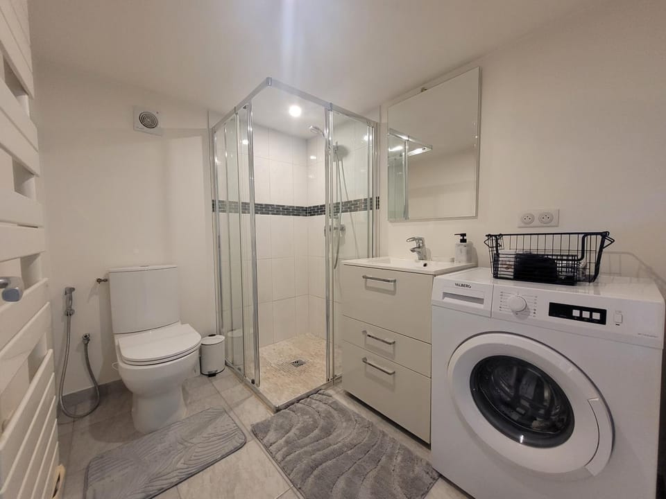 Shower, Toilet, Bathroom, heating, washing machine