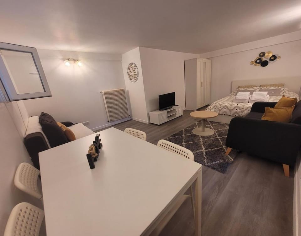 Bed, TV and multimedia, Living room, Photo of the whole room, Decorative detail, Seating area, Dining area, Bedroom, heating, internet, wardrobe