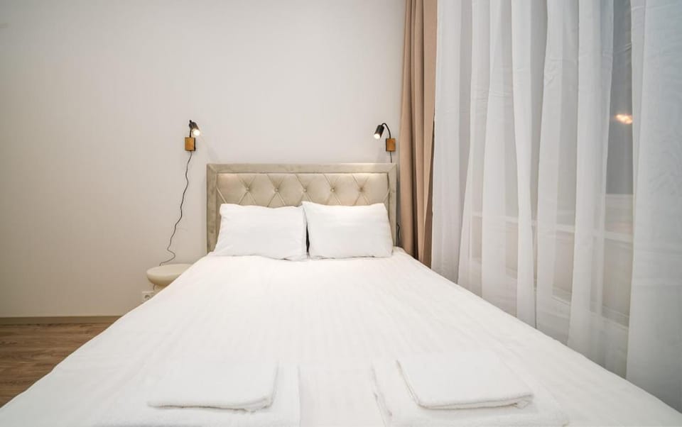 Bed, towels