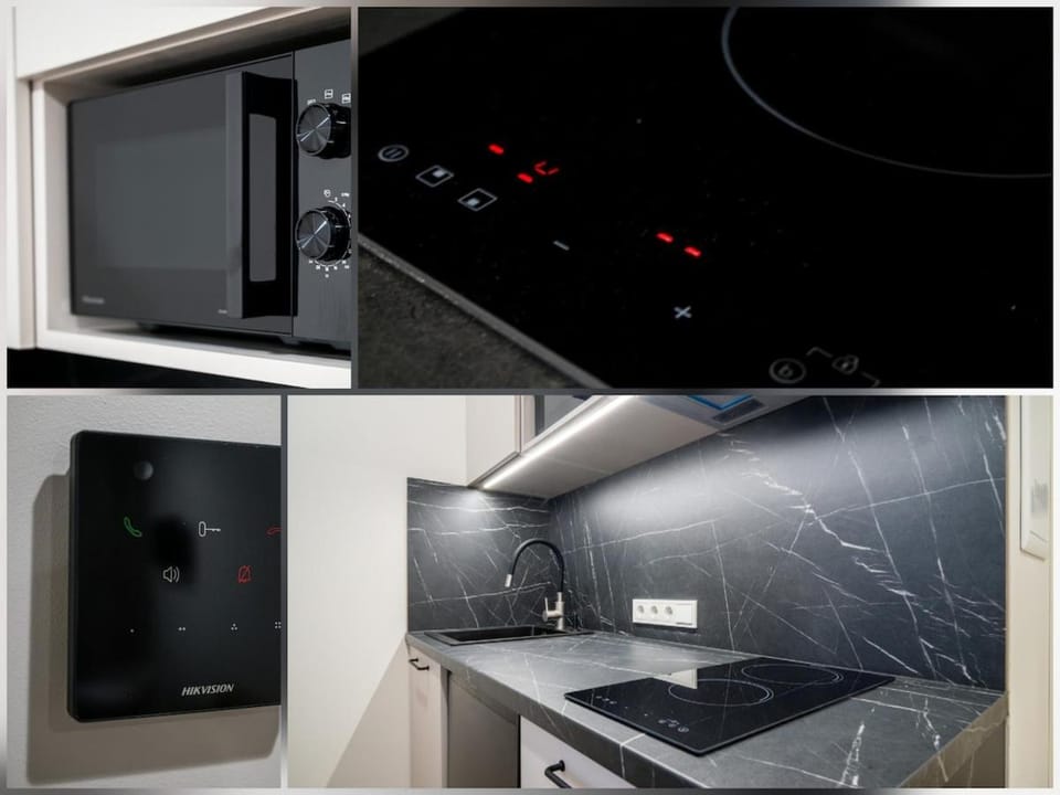 Kitchen or kitchenette, microwave, minibar, stove