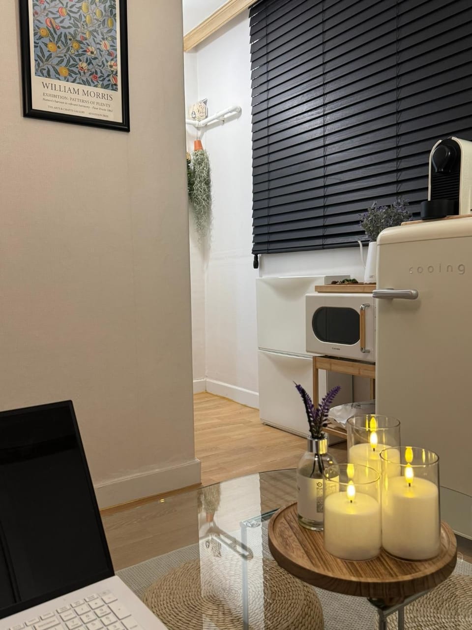 Kitchen or kitchenette, Living room, minibar