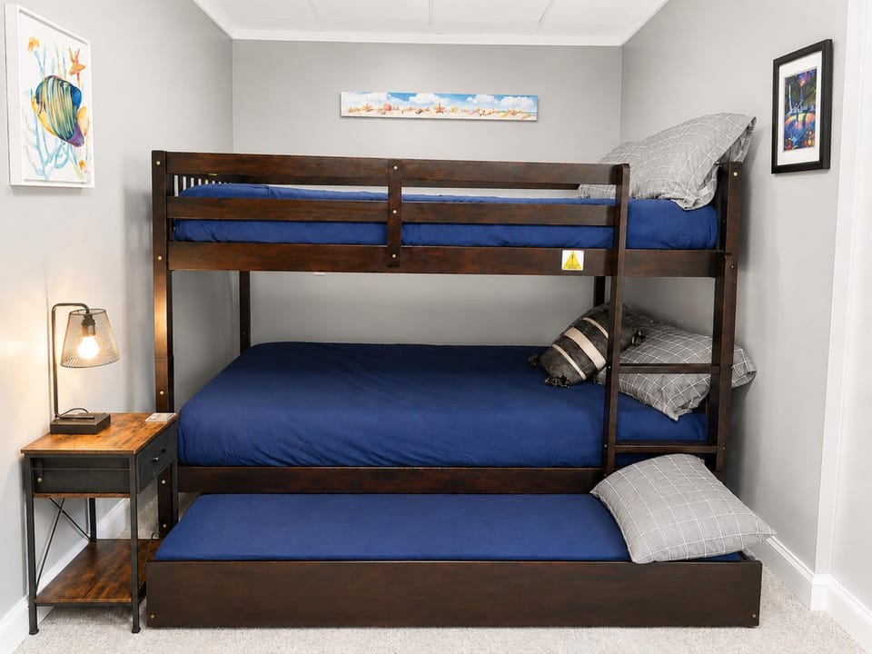 Bedroom, bunk bed
