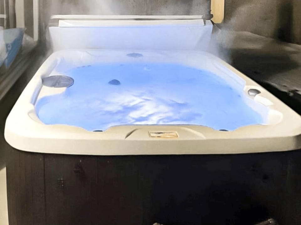 Northern Retreat Oasis-Hot Tub/Dogs/Boyne/Petoskey House in East Jordan