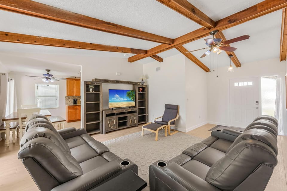 187 Tahiti Circle House in Collier County