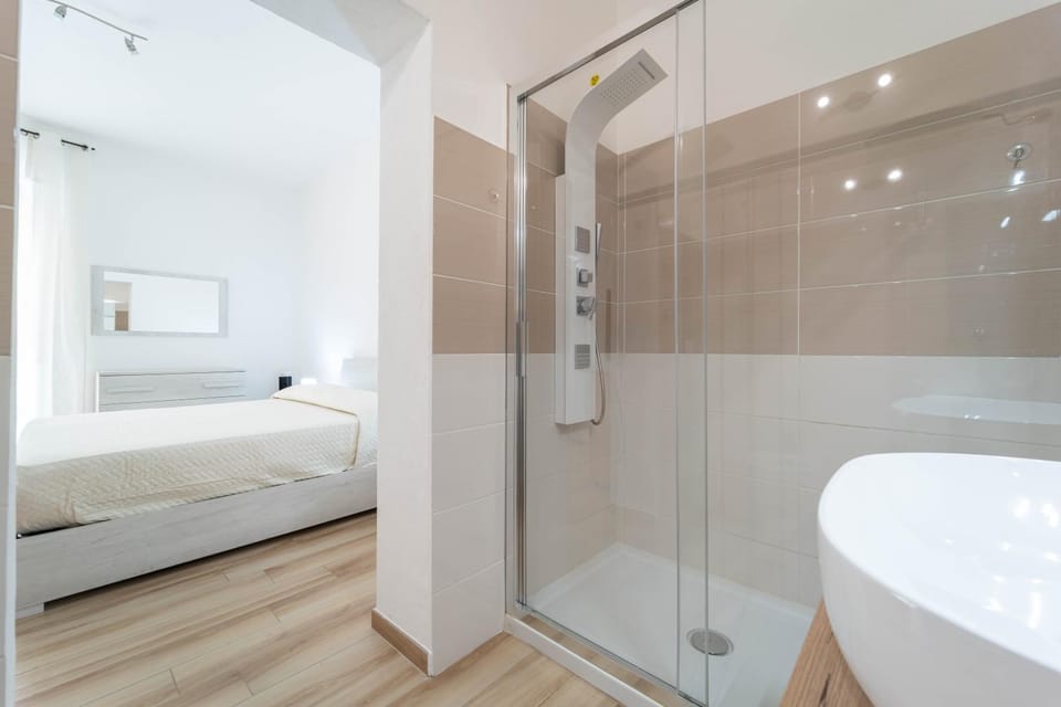 Shower, Bedroom, towels