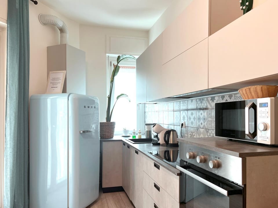 Kitchen or kitchenette, oven, kitchen