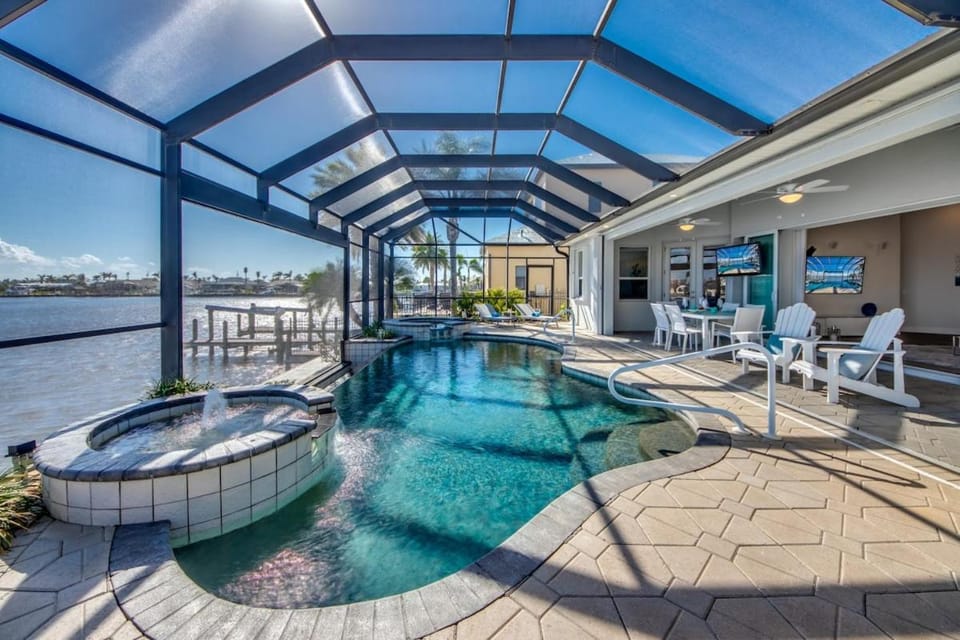 CoralVilla Seascape -on 8 Lakes, infinity pool, spa, boating, views House in Cape Coral
