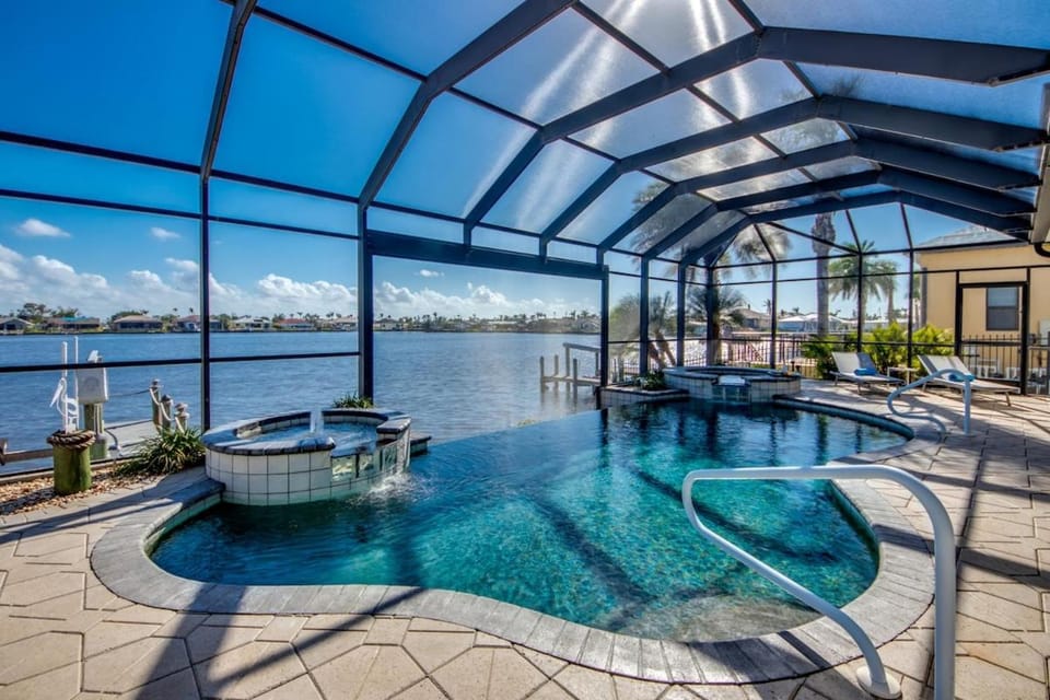 CoralVilla Seascape -on 8 Lakes, infinity pool, spa, boating, views House in Cape Coral