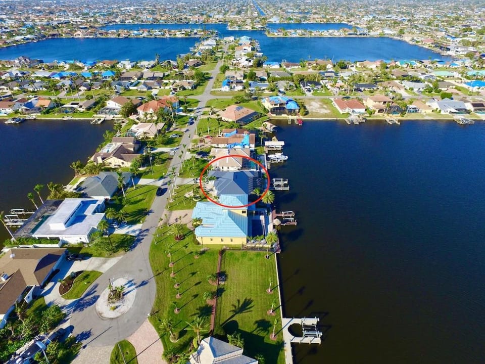 CoralVilla Seascape -on 8 Lakes, infinity pool, spa, boating, views House in Cape Coral