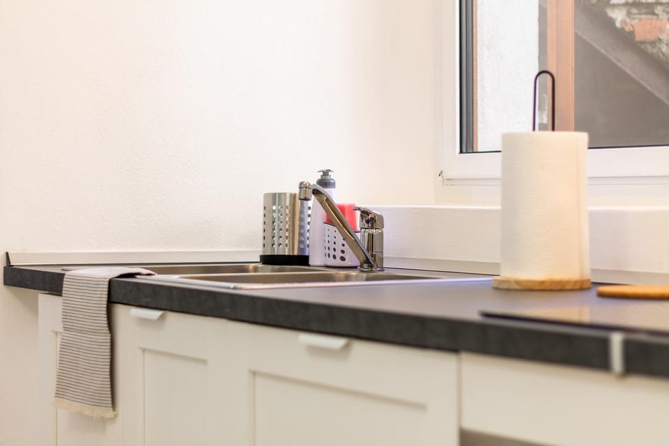 Coffee/tea facilities, Kitchen or kitchenette, stove