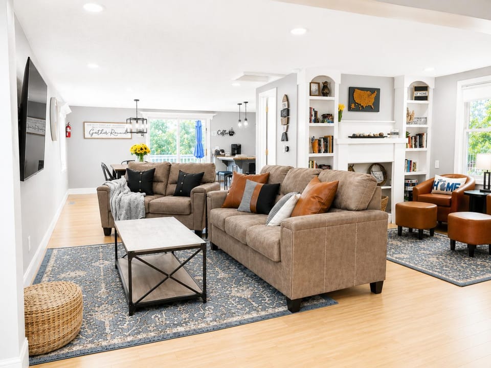 Living room, Seating area, Dining area, fireplace