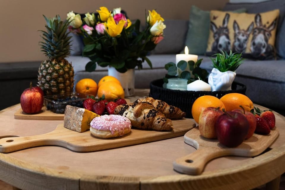 Living room, Food and drinks, Food, Breakfast