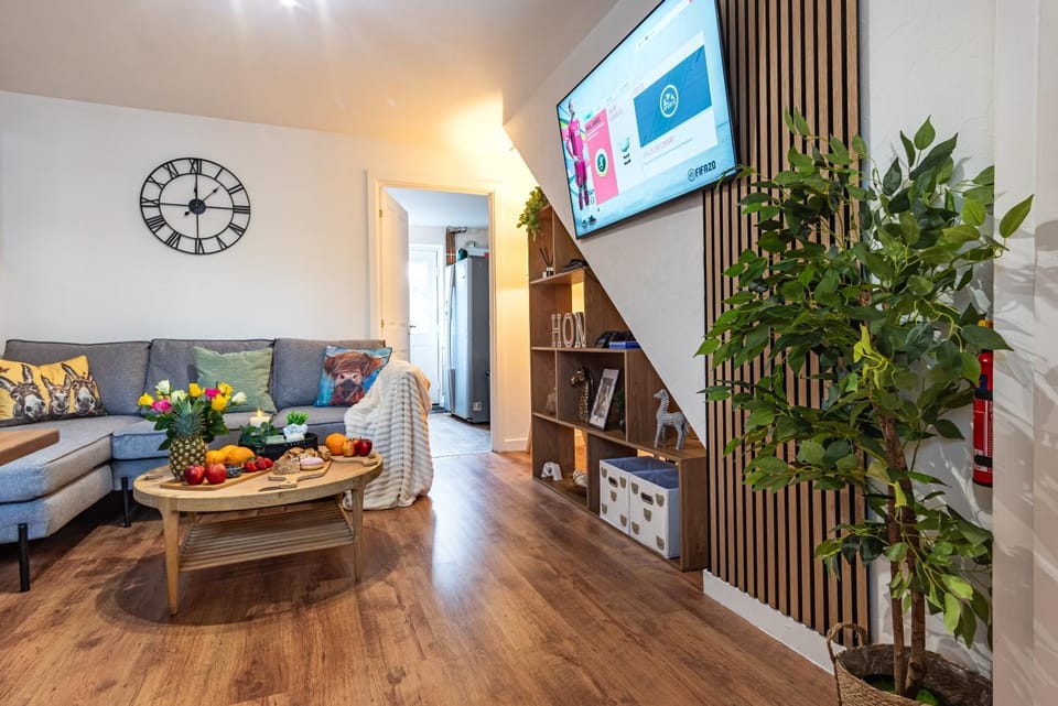 2BR House Hot Tube Airport A38 A50 Parking House in Burton upon Trent