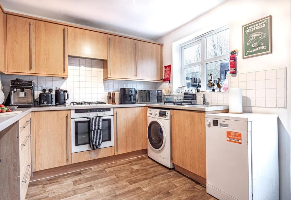 Coffee/tea facilities, Communal kitchen, dishwasher, microwave, oven, washing machine
