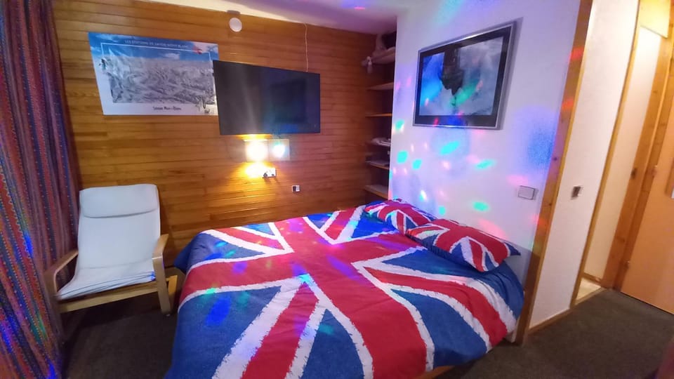 Bed, TV and multimedia, Photo of the whole room, Bedroom