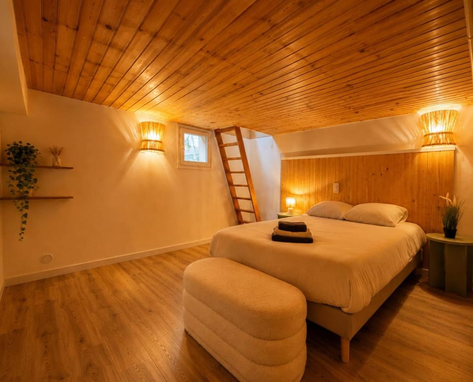 Bed, Photo of the whole room, Bedroom