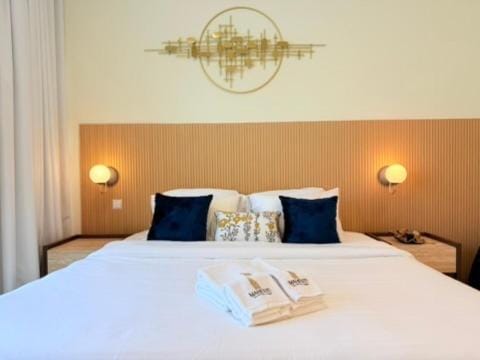 Mahenti - Stunning Golf View Studio in Damac Hills Apartment in Dubai