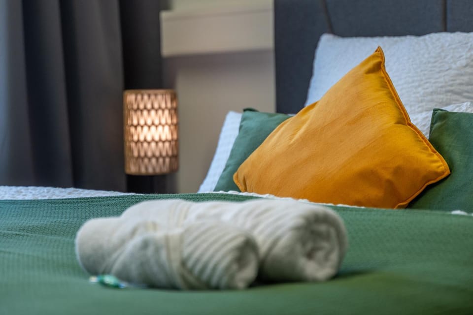 Bed, Decorative detail, towels