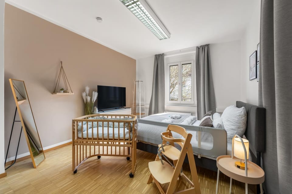 Bed, TV and multimedia, Bedroom, cot