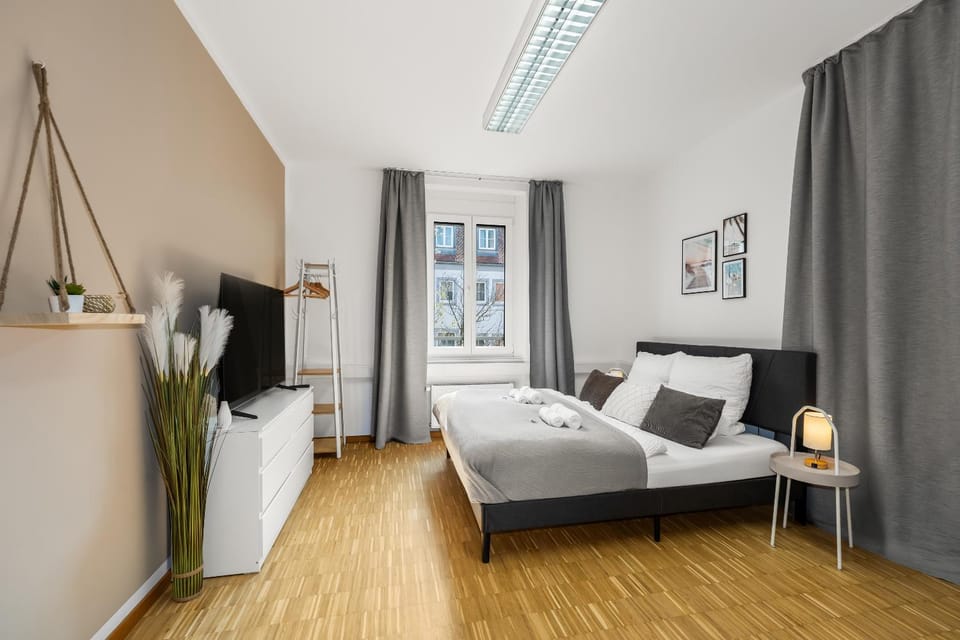 Bed, TV and multimedia, Photo of the whole room, Decorative detail, Bedroom, soundproof, towels, towels