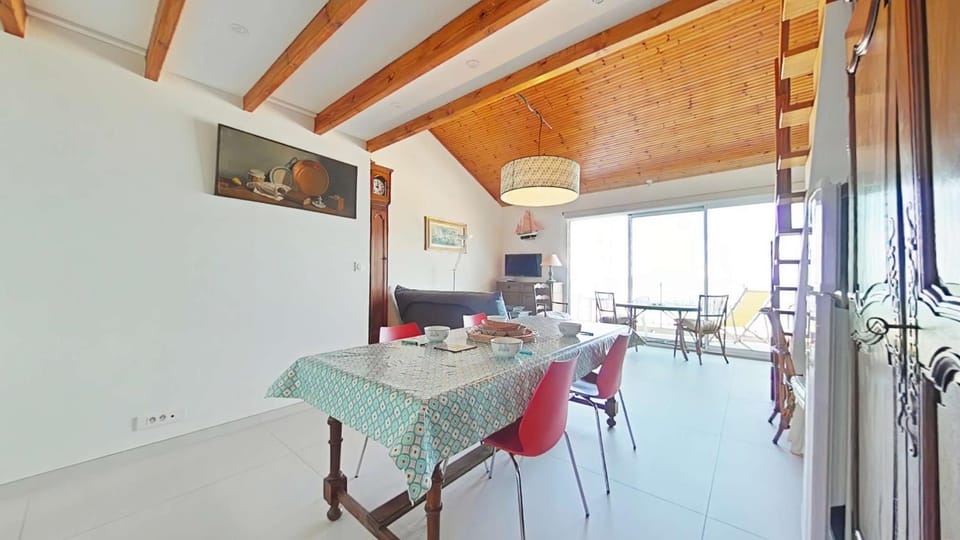 TV and multimedia, Seating area, Dining area
