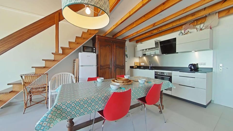 Kitchen or kitchenette, Dining area, dishwasher, stove