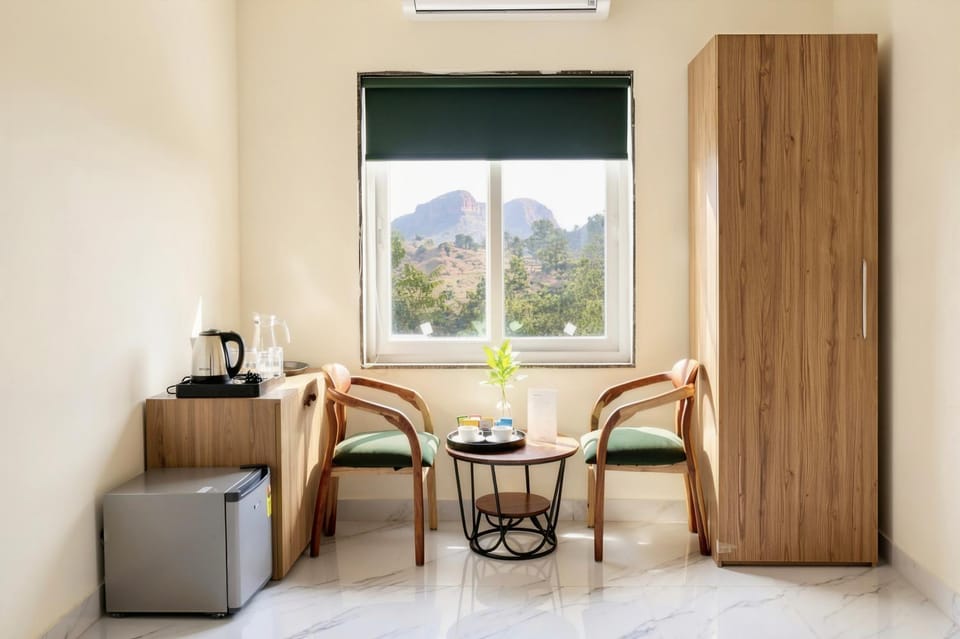 Coffee/tea facilities, Seating area, Dining area, Mountain view