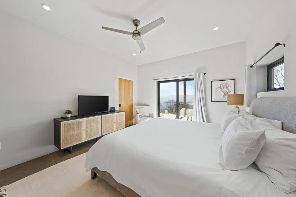 Candler Modern - Mountain & Forest Views, Bbq House in Upper Hominy