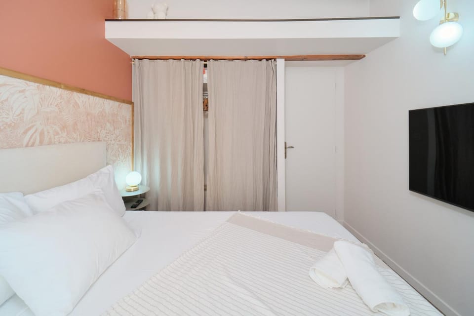TV and multimedia, Photo of the whole room, Bedroom