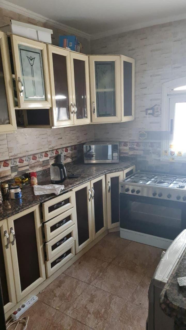 Dining area, oven, stove