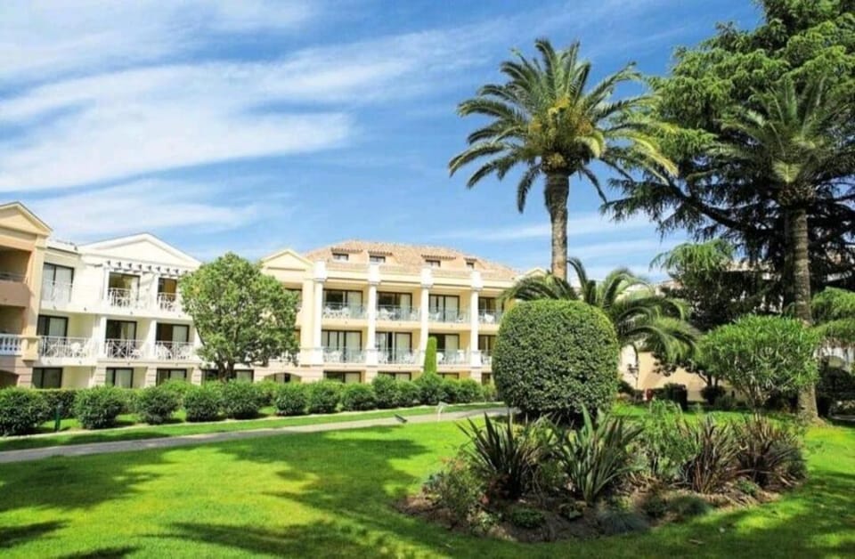 Standing, magnifique piscine, parking, proche plages Apartment in Cannes