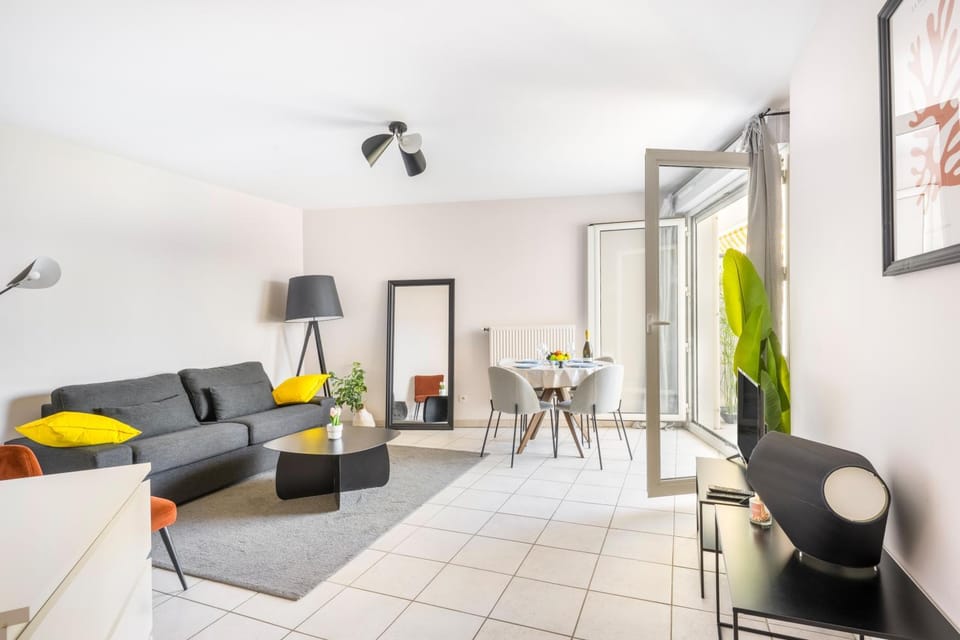 TV and multimedia, Living room, Seating area, Dining area