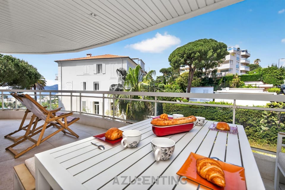 Patio, Natural landscape, Seating area, Dining area