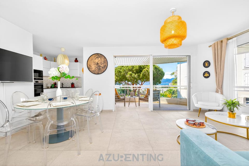 TV and multimedia, Seating area, Dining area, kitchen, air conditioner