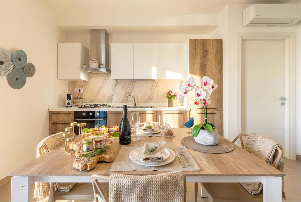 Coffee/tea facilities, Kitchen or kitchenette, Dining area, oven, stove