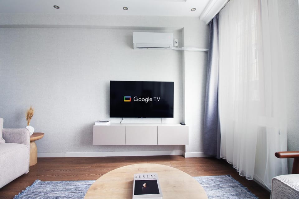 Communal lounge/ TV room, TV and multimedia, Living room, Seating area, air conditioner
