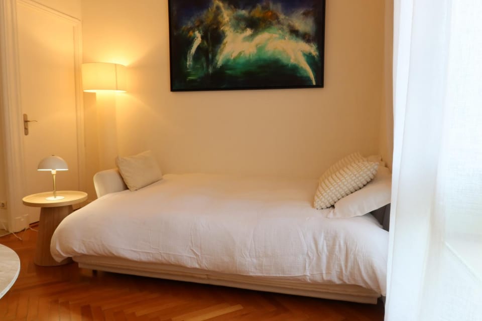 Bed, Photo of the whole room, Bedroom
