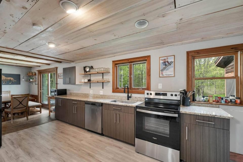 Cozy NH Retreat l HOT TUB 25min to Loon House in Campton