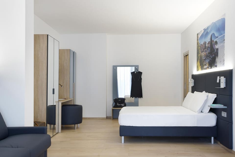 Bed, Living room, Photo of the whole room, Seating area, Bedroom