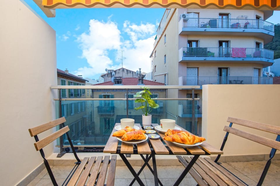 Patio, Day, Balcony/Terrace, Dining area