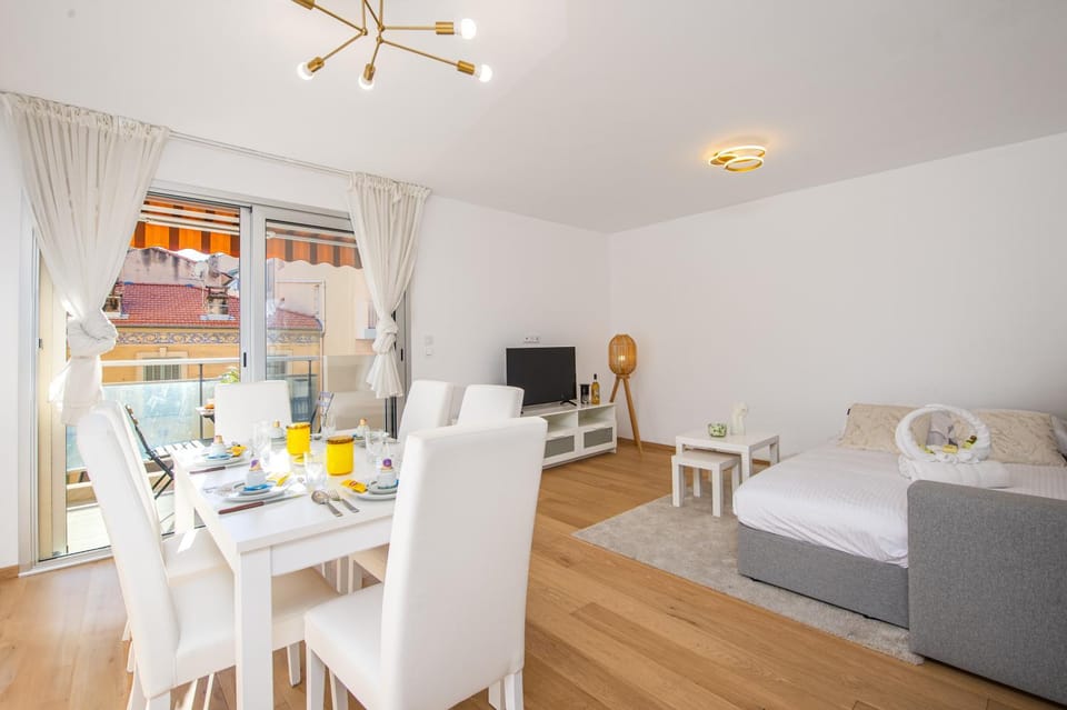 Bed, TV and multimedia, Living room, Seating area, Dining area