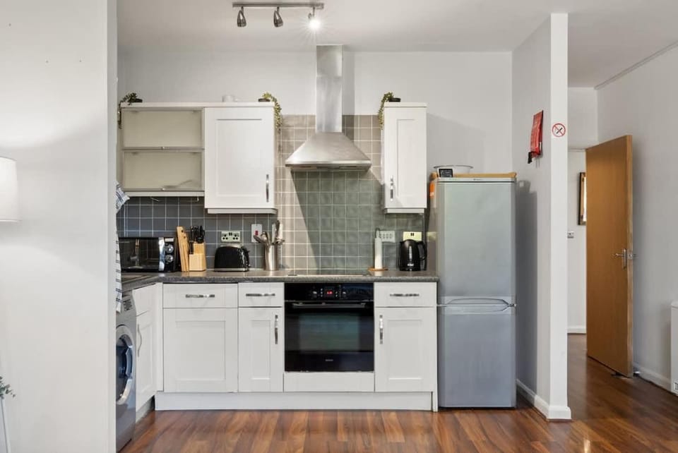 Spacious 2 Bed Apartment Watford Free Parking Sleeps 6 House in Watford