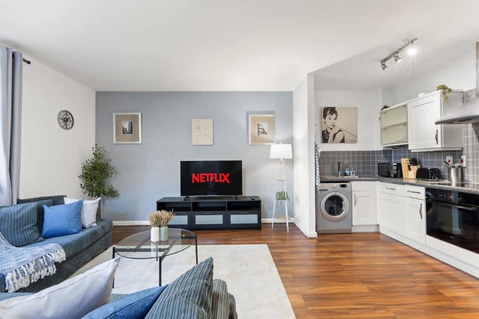 Spacious 2 Bed Apartment Watford Free Parking Sleeps 6 House in Watford