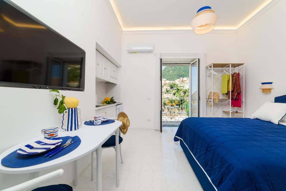 Bed, TV and multimedia, Photo of the whole room, Dining area, Bedroom, air conditioner