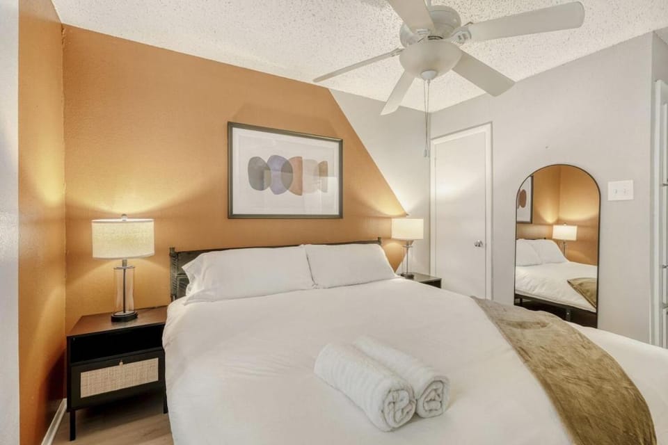 Relaxing King Suite Getaway - Sleeps 4 - Pool, Pkg Apartment in Austin