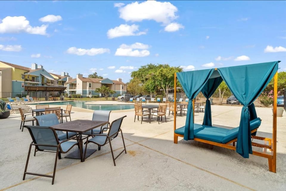 Relaxing King Suite Getaway - Sleeps 4 - Pool, Pkg Apartment in Austin